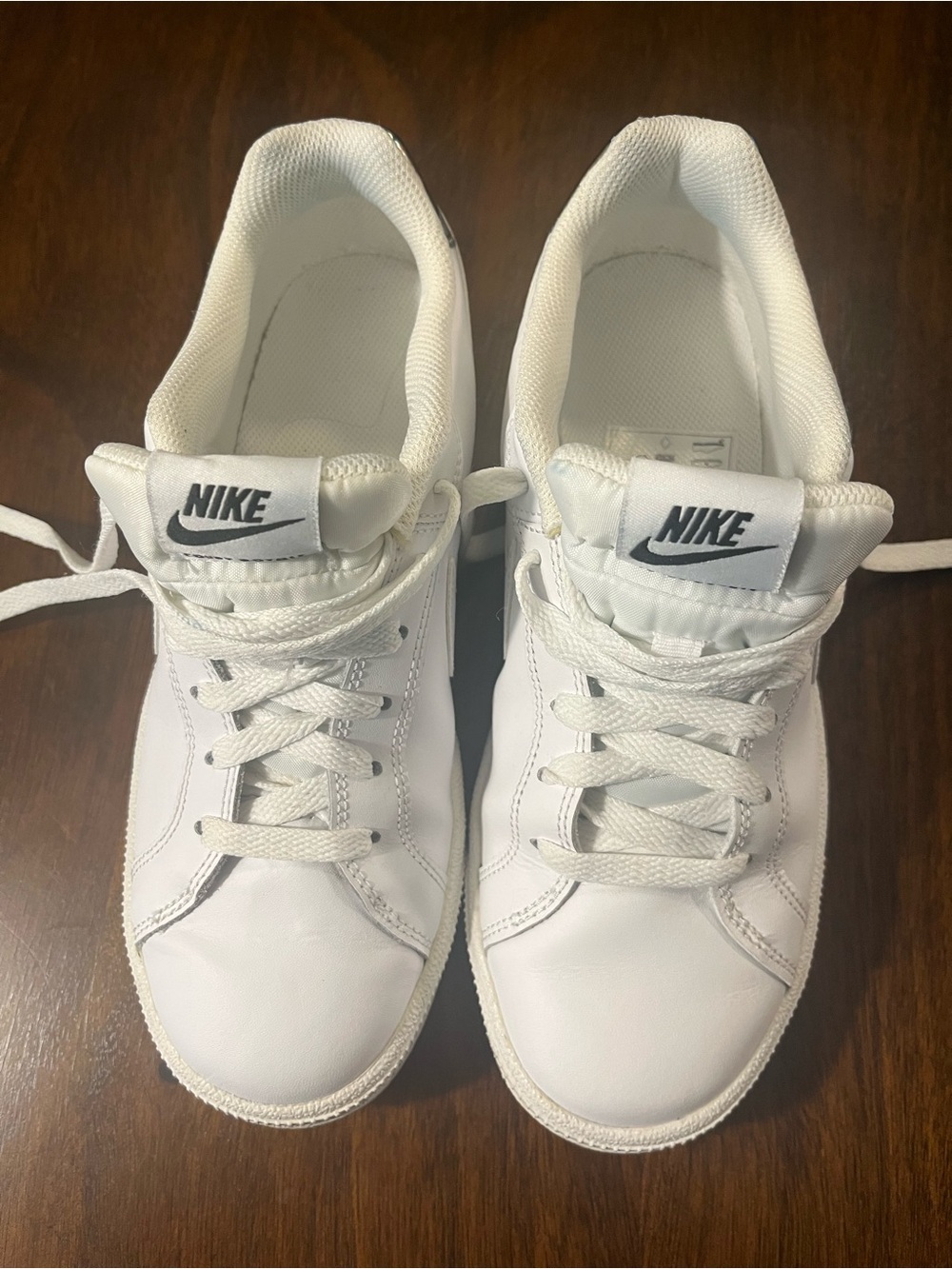 Nike  COURT ROYALE Women’s White Low-Top Sneakers with Black Swoosh